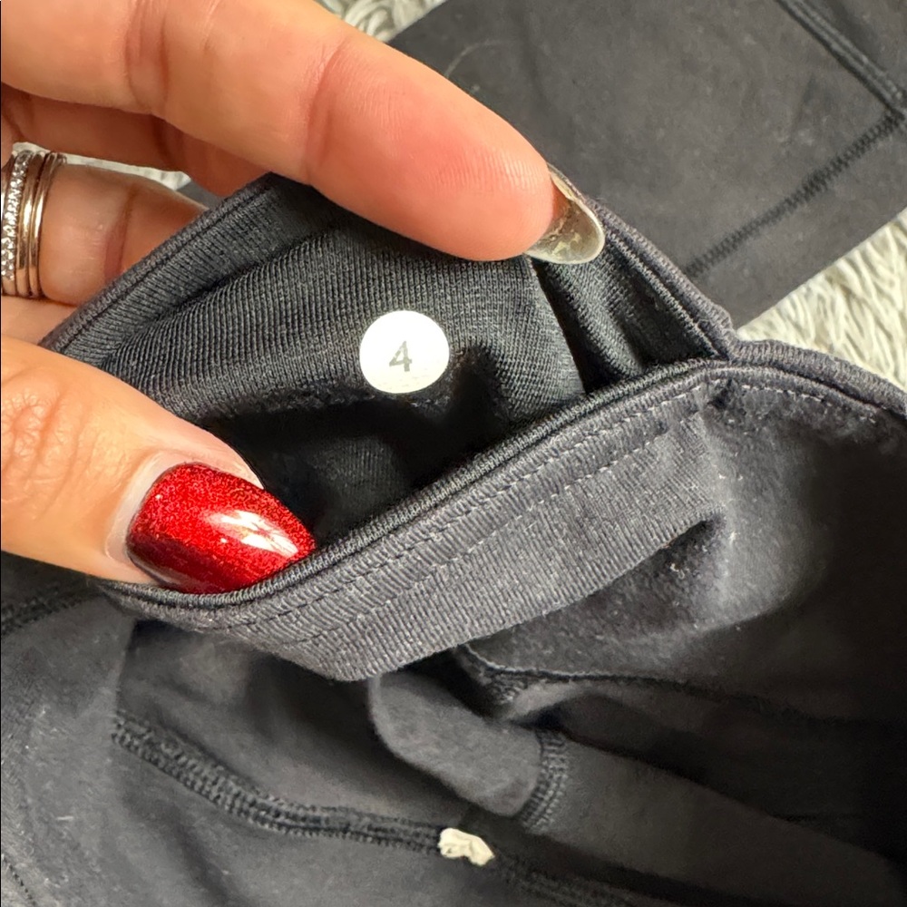 Lululemon Athletica Black wunder under crops size 4 - Picture 3 of 6